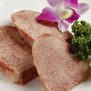 焼肉は黒毛和牛のA5ランクをご提供。厚切り牛タン塩をはじめ、ハラミ、カルビなど上質な肉をご堪能ください。