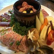 『牛味盛り合わせ』はボリューム満点！上カルビ、上ロース、ハラミ、壺漬けカルビ、野菜焼で自慢のお肉をお楽しみください