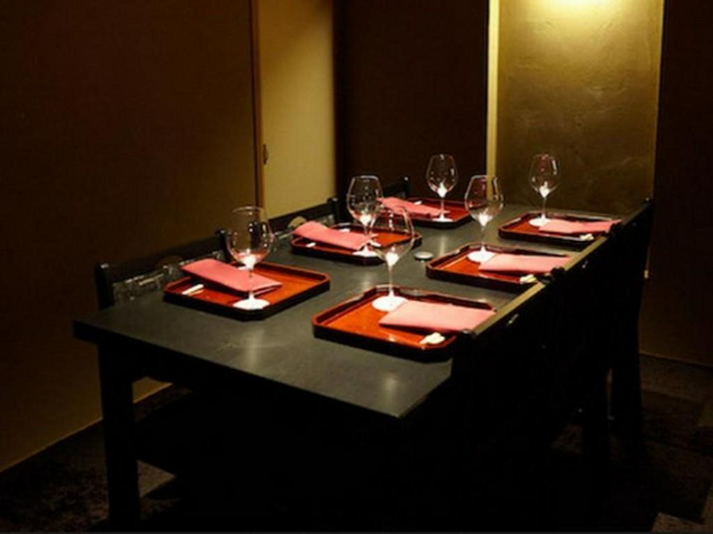 くつろぎの空間で至極の焼肉を味わう、笑顔あふれるひと時を