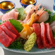 その日一番と思える新鮮な魚介は、大将の目利きで厳選。毎朝豊洲市場より仕入れる新鮮なネタの数々は、まるで宝石箱のように光り輝いています。熟練の技を活かして握る本物の味わいを堪能あれ。