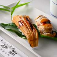 新鮮な穴子を市場で吟味し、とろけるほどふっくらに仕上げた白身はまさに絶品。修業時代の師匠から受け継いだ伝統のタレは、50年を超える歴史ある味わいです。