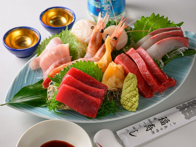 美味しいお酒のお供に最高。看板料理のひとつ『刺身盛り合わせ　1人前』