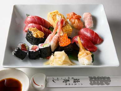 美味しいものをたらふく、人気の高い握りの贅沢な盛合せ『寿司　特福（1.5人前）』