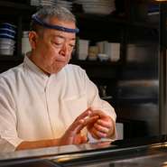 「日本伝統の食文化、寿司の旨みをお届けします」と語る羽子田氏。握りたての最も美味しい状態で味わってもらえるよう、ネタの仕込みから一切手を抜かず、丁寧な仕事を心がけています。
