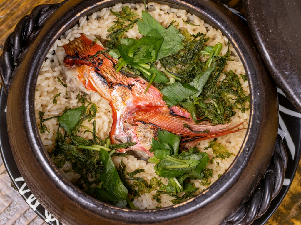 旬の具材がたっぷり。店主自慢の『土鍋炊き御飯』