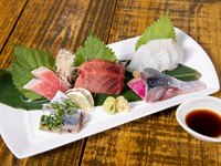 天然モノにこだわり仕入れた旬の鮮魚から、特に今日味わいたいイチオシの5品を厳選。時期によって彩りもさまざま。鮮度抜群の海の幸のお供には、飲み頃の日本酒をぜひ。
