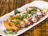 フワッと香ばしい、揚げたてのおいしさが自慢の手づくりのさつま揚げ。写真の『たことわかめのさつま揚げ』をはじめ、その日仕入れた食材を使ったさつま揚げを用意しています。