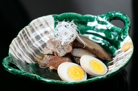 じっくり煮込み、柔らかく仕上げられた一皿。あっさりとした味わいながらも、コクのある旨みが広がります。