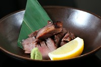 厚切りの牛タンを塩麹につけて、柔らかく焼いた一皿。冷めてもおいしい味付けで、酒の肴にもぴったり。