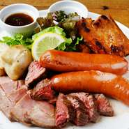 盛り合わせやピッツァなど、数人でシェアしやすいメニューが多いのもポイント。ランチタイムにはドリンクバーもあるので、話したいことがたくさんある時の女子会にもオススメです。