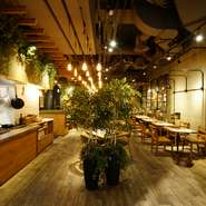 インテリアにもこだわっている【センバキッチン　グリーンハウス　ハービスプラザ店】。店内はオシャレな雰囲気がただよっています。木の温もりを感じさせてくれる空間で、ゆったりくつろぎながら過ごせます。