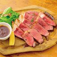 北海道の広大な大地でストレスを与えず飼育された十勝牛。柔らかく、噛めば噛むほどおいしい赤身のお肉です。
100g:1188円
150g:1738円
250g:2838円
300g:3278円
