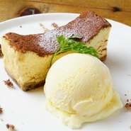 2種類のクリームチーズを合わせた人気のデザート。鼻腔をくすぐるラム酒の芳醇な香りがたまりません。オートミルククッキーの香ばしさがアクセントになっていて、大人の味わいです。