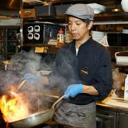 おいしさを追求することはもちろん、見た目にもこだわっている中野さん。見ているとワクワクするような盛り付けのほか、ゲストの目の前で仕上げる料理もあり、パフォーマンスも含めて楽しませてくれます。