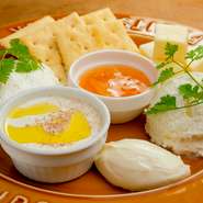 併設されたチーズ工房より届けられる、できたてのチーズ。毎日つくりたてのチーズを楽しめる『チーズビュッフェ』もこちらのお店の名物。好きな料理メニューにチーズを追加する“追いチーズ”もオススメです。