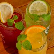 オープンなお店の雰囲気と、オシャレな料理で女子会にぴったりなお店。お酒もワイン・カクテルをはじめバリエーションに富んでいます。ノンアルコールカクテル『モクテル』が充実している点も嬉しいポイントです。