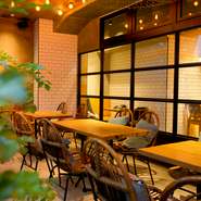 緑あふれるテラス席での食事もイチオシ。屋根付きのため日差しが気になる方も安心です。いつもよりさらに開放的に、くつろぎのひとときを過ごしてみませんか。