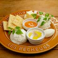 できたてチーズ5種を食べ比べ。レモンジャムや塩・胡椒で思うがままにアレンジすることも。好きな料理へチーズを追加トッピングでき、チーズの乗った料理にさらにチーズ追加もOK。思うがままにチーズを楽しめます。