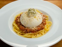 自家製のブッラータチーズを丸ごと１個のせたgoodspoon名物の生パスタ。自慢のボロネーゼと絡めて、お召し上がりください。