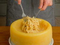 質の高いミルクから長期熟成させてつくられたリストニア産デュガスチーズを使用し、ミルキーで奥深い味が特徴です。生パスタと岩手県産の極濃厚卵と絡めると極上のパスタが味わえます。