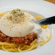 ナイフを入れるとおいしさ溢れ出す、一番人気のメニュー。クリーミーなチーズに合わせて、ボロネーゼも濃厚なテイストになっています。チーズと肉、お店のふたつのこだわりを一度に楽しめる贅沢な逸品です。