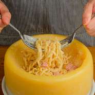 ゲストの目の前でチーズを溶かし、麺と絡めて仕上げるライブ感抜群のひと品。デュガスチーズの器に火を灯したあと、特製の生パスタを絡めて出来上がり。モチモチ食感と濃厚チーズが絶妙に絡み合います