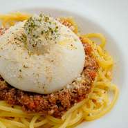 ブラータチーズをトッピングしたお店の看板メニュー。クリーミーなチーズと、お肉の存在感たっぷりのボロネーゼ。濃厚なテイスト合わせて、パスタもモチモチ食感に特化しています。