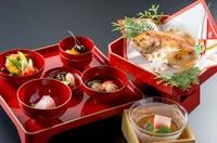 一生食べ物に困らないよう、丈夫な歯が生えるよう願いを込めて祝う儀式。生後100日～120日のお子様にご飯を食べさせる真似をします。
男の子用と女の子用の御膳を用意しております。