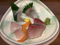 その時の旬なお魚を提供致します。店員にお尋ねください。
写真はカンパチ660円です。