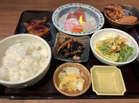 お刺身、うなぎ蒲焼き、揚げ物が付いたお得な定食です、
小鉢、サラダ付き。
