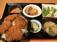 人気のたれカツ丼がメニューに復活しました。
肉小皿、小鉢、サラダ付き。