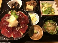 肉小皿、小鉢、サラダ付き。