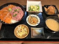 肉小皿、小鉢、サラダ付き。