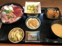 肉小皿、小鉢、サラダ付き。