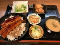 数量限定です。
肉小皿、小鉢、サラダ付き。