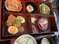 刺身、小鉢、サラダ、一品料理付き