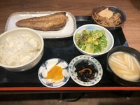 日替り焼魚。
肉小皿、小鉢、サラダ付き。
