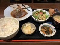 替り煮魚定食。
肉小皿、小鉢、サラダ付き。