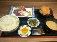 日替り刺身盛り合わせ定食。
揚げ物、小鉢付き。