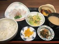 新鮮な鯛の刺身を生卵のタレにくぐらせて、お召し上がりください。
小鉢、サラダ付き。