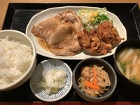生姜焼きとからあげの人気定番の贅沢な組み合わせです。
小鉢付き。