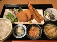 ヒレカツ3個、海老フライ2本のボリューミーな定食です。
山かけ、小鉢付き。