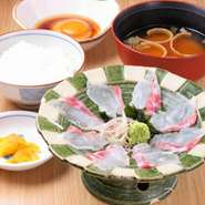 生たまごと特性の醤油ベースタレを絡めて食べる『宇和島の鯛めし』と、お出汁でで召し上がって頂く『鯛茶漬け』をご用意してます。