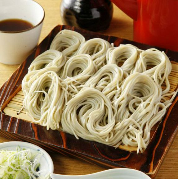 〈人気メニュー〉 へぎそば（一人前750円）はリピート率抜群の人気メニュー