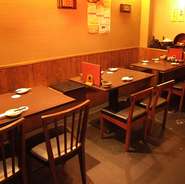 ４名で利用出来るテーブル席。繋げて２０名で利用出来るお席も。