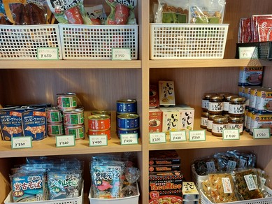 店内にて地元の名産品を物販販売しています
