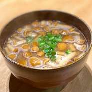 滑子（なめこ）のお味噌汁