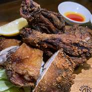 お店イチオシの『八咫鴉の唐揚げ』は周りがカリっと食感よく揚げられていて、お客様のお好みカスタムが可能。お客様自身で『八咫鴉の唐揚げ』の味変が楽しめる一品。