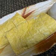 丁寧に味付けされ焼き上げられた出し巻き卵。こちらも1、2を争う人気メニュー。素朴な味わいにどこかほっこりする一品です。是非唐揚げと一緒に。