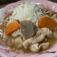 しっかり煮込まれたもつ煮は出し巻き卵といつも2位争いをしているメニュー。柔らかくなるまでじっくり煮込まれた自慢のもつ煮は旨味が凝縮されていて、自慢の一品。